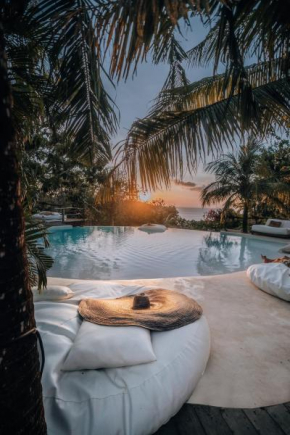 Отель La Cabane  South Kuta